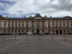 Place du Capitole vide - Macron Président de la République à Toulouse
